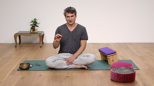 Video thumbnail for: Softening the spine to meditate