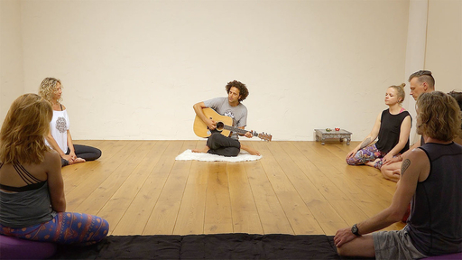Video thumbnail for: Mantra chanting - Jay Shri Ma