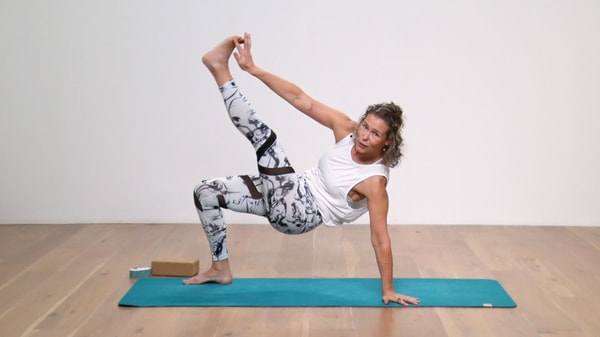 Video thumbnail for: A core yoga workout