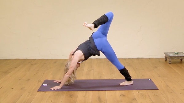 Video thumbnail for: Short wake up yoga flow
