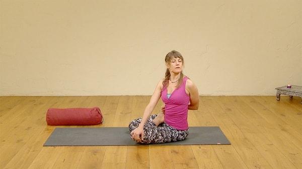 Video thumbnail for: Ground and unwind: yoga for sports