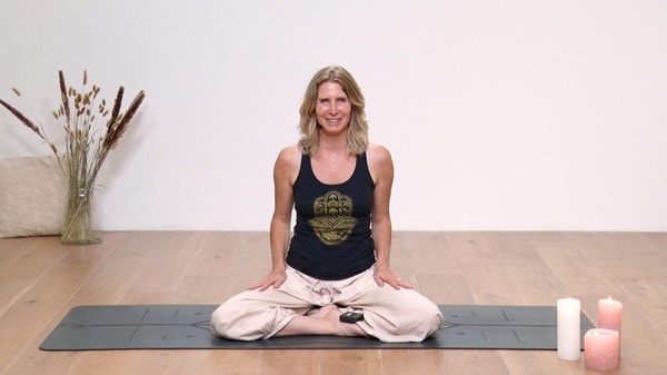 Video thumbnail for: 20 mindful minutes 3 - Breath and body