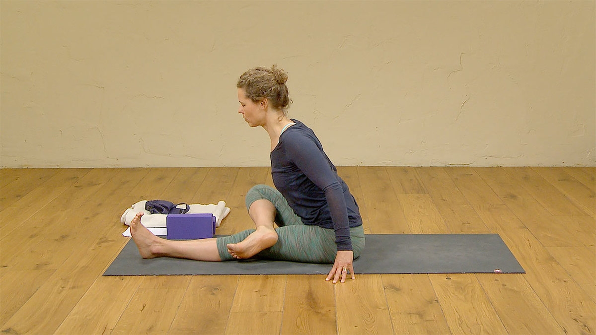Respecting and honouring your knees - Ekhart Yoga