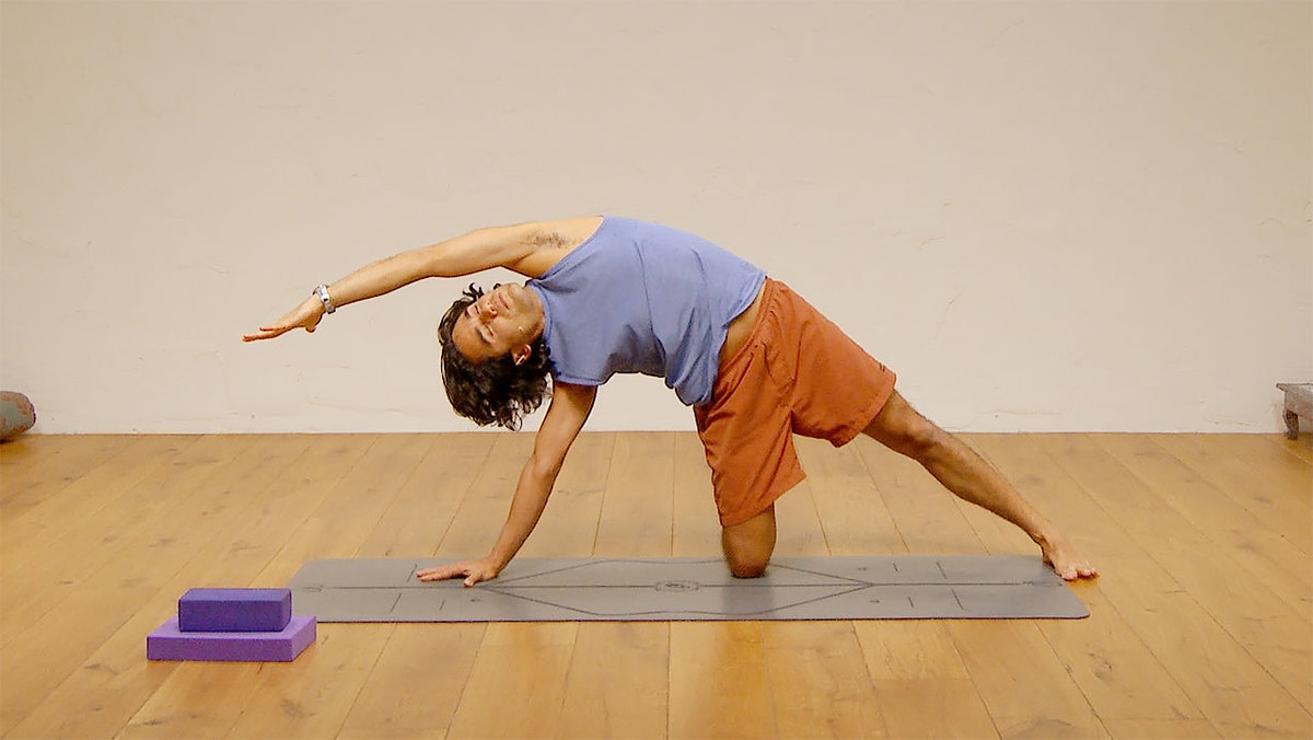 Decompress the side body | Ekhart Yoga